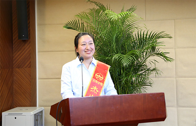 市場營銷中心劉巍巍、技術(shù)中心王夏偉代表杰出團隊及優(yōu)秀個人發(fā)言