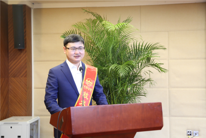 市場營銷中心劉巍巍、技術(shù)中心王夏偉代表杰出團隊及優(yōu)